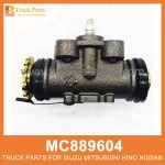 Cylinder Left Rear Wheel with Bleeding Screw MC889604 for Mitsubishi truck Rueda trasera izquierda del cilindro con tornillo de sangrado